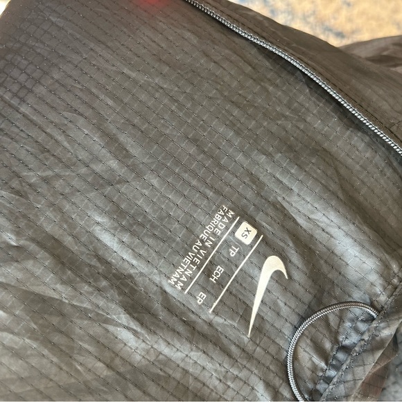 Nike Shell / Windbreaker in Black with hood - Picture 3 of 3